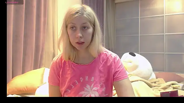 Snapshot of KyliePag chatting on January 24, 8:02 am KyliePag online show from January 24, 8:02 am