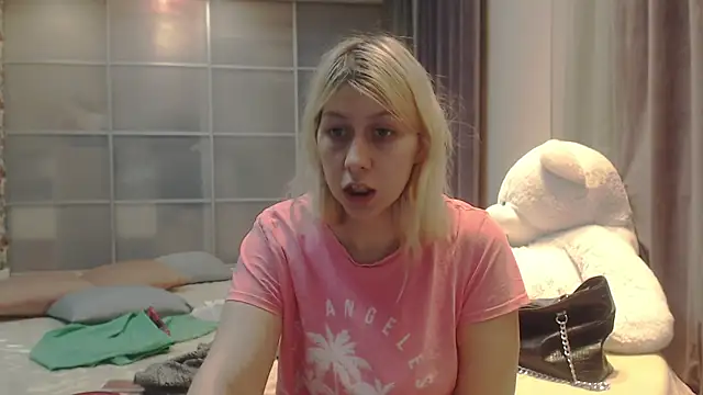 Snapshot of KyliePag chatting on February 28, 7:15 am KyliePag online show from February 28, 7:15 am