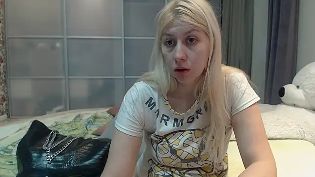 KyliePag online show from February 15, 5:48 am