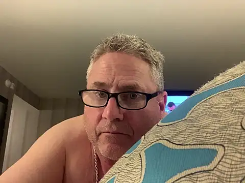iwantutocum1X online show from May 31, 8:10 am