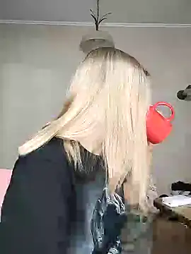 Snapshot of KrissSexi chatting on February 19, 4:00 pm KrissSexi online show from February 19, 4:00 pm