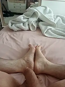 Snapshot of Hardapple01 chatting on February 2, 6:37 am Hardapple01 online show from February 2, 6:37 am