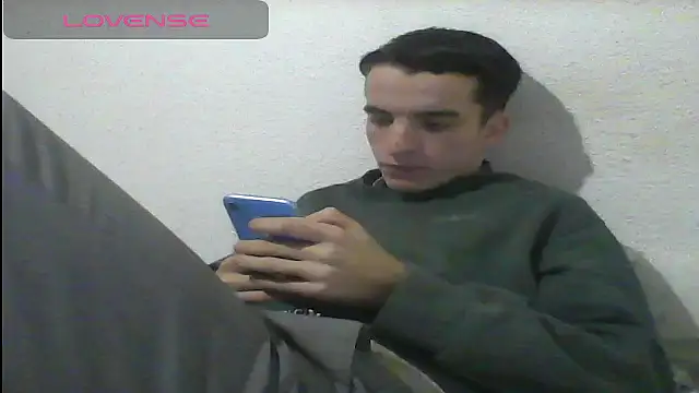 Snapshot of Tombgy07 chatting on February 15, 8:22 pm Tombgy07 online show from February 15, 8:22 pm