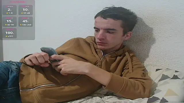 Snapshot of Tombgy07 chatting on October 1, 7:20 pm Tombgy07 online show from October 1, 7:20 pm