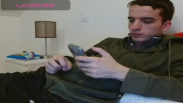 Snapshot of Tombgy07 chatting on December 4, 7:55 pm Tombgy07 online show from December 4, 7:55 pm