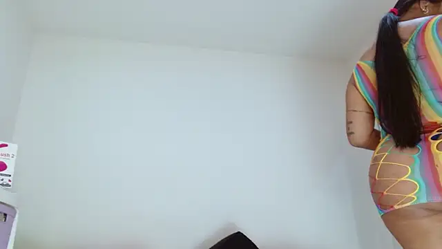 Snapshot of sashacreamy_ chatting on October 24, 11:01 pm sashacreamy online show from October 24, 11:01 pm