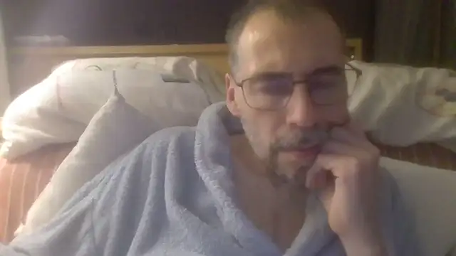 ptitcanard60600 online show from October 8, 9:34 pm