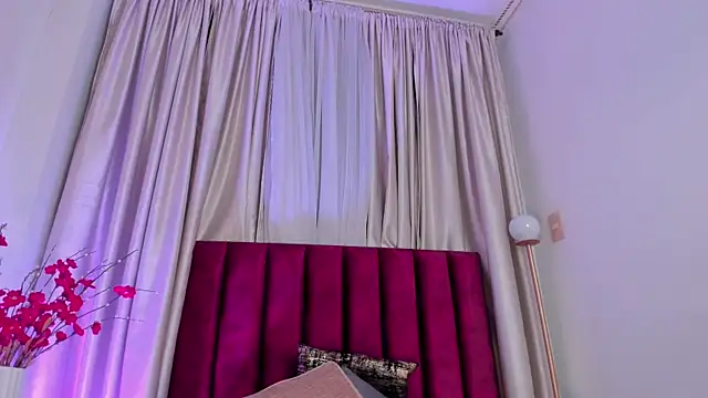 NoraDasilva online show from March 7, 3:40 am