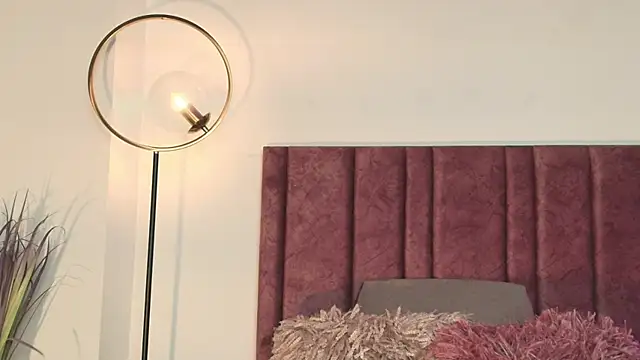 NoraDasilva online show from October 7, 12:30 am