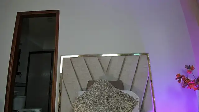 NoraDasilva online show from March 7, 1:02 am