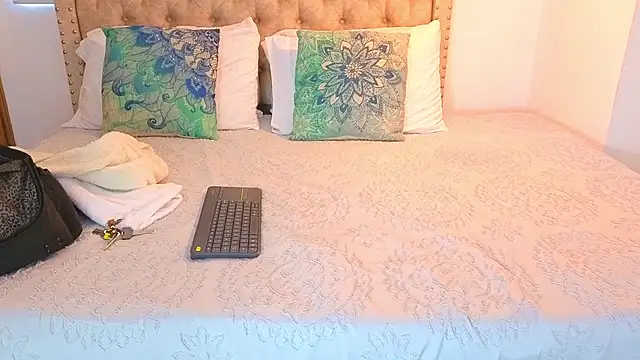 KeryHillson online show from October 26, 2:34 pm