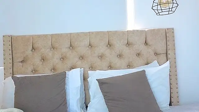 KeryHillson online show from November 1, 1:24 pm