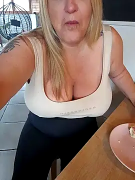 Snapshot of Isabellaa04 chatting on December 2, 9:24 am Isabellaa04 online show from December 2, 9:24 am