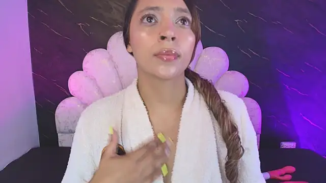 Snapshot of _MiaBrown_ chatting on May 5, 12:13 pm MiaBrown online show from May 5, 12:13 pm