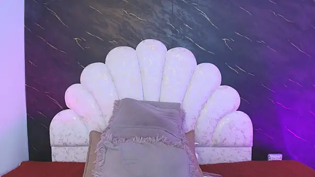 Snapshot of _MiaBrown_ chatting on June 6, 12:10 pm MiaBrown online show from June 6, 12:10 pm