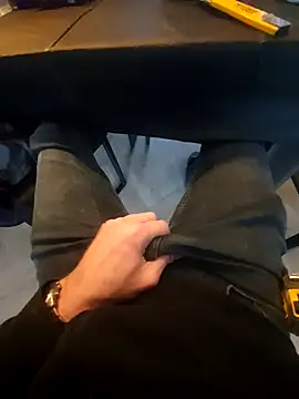 Snapshot of jk1981jk chatting on February 4, 8:35 am jk1981jk online show from February 4, 8:35 am