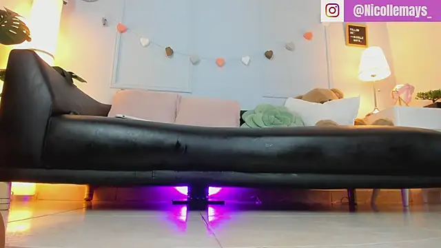 Nicollemays online show from March 3, 7:17 pm