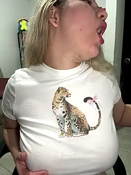 Snapshot of Celestedubois chatting on November 18, 11:37 pm Celestedubois online show from November 18, 11:37 pm