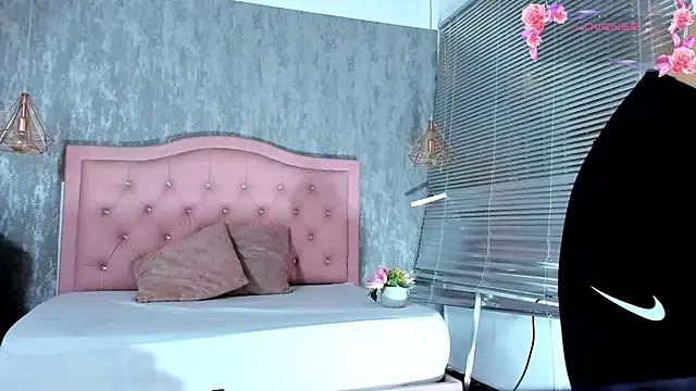 naomidibello online show from July 21, 7:05 pm