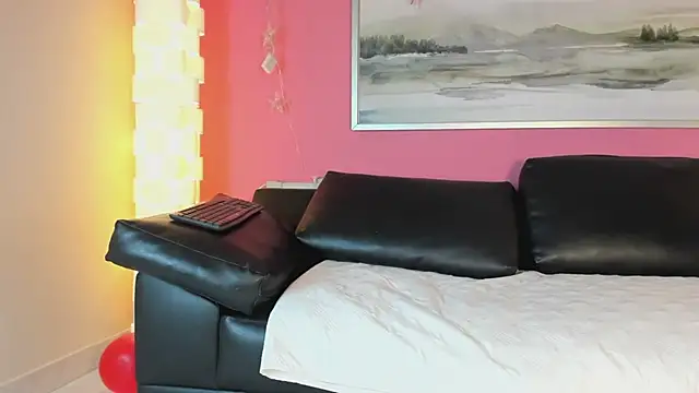 Snapshot of Tiffanysurez_ chatting on February 19, 1:06 pm Tiffanysurez online show from February 19, 1:06 pm