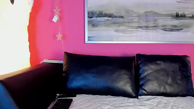 Snapshot of Tiffanysurez_ chatting on November 5, 8:20 pm Tiffanysurez online show from November 5, 8:20 pm