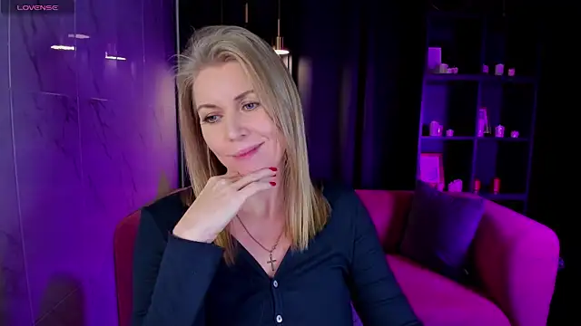 Snapshot of Annie_Light chatting on December 4, 12:03 pm Annie Light online show from December 4, 12:03 pm