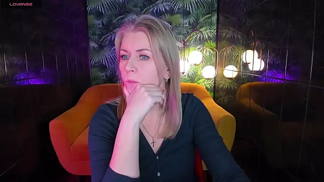 Snapshot of Annie_Light chatting on December 5, 5:48 am Annie Light online show from December 5, 5:48 am