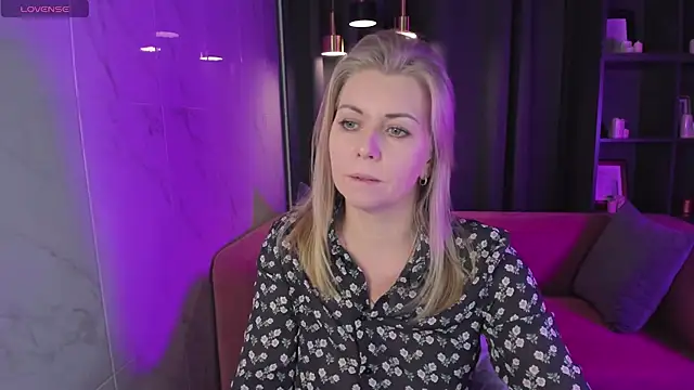 Snapshot of Annie_Light chatting on December 17, 5:40 am Annie Light online show from December 17, 5:40 am