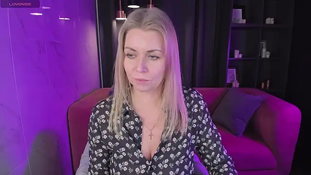 Snapshot of Annie_Light chatting on December 17, 12:00 pm Annie Light online show from December 17, 12:00 pm