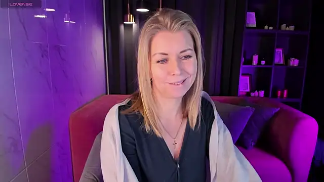 Snapshot of Annie_Light chatting on February 11, 8:48 am Annie Light online show from February 11, 8:48 am