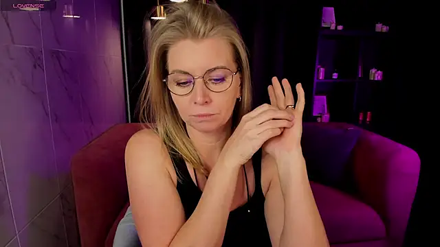 Snapshot of Annie_Light chatting on February 28, 8:53 am Annie Light online show from February 28, 8:53 am