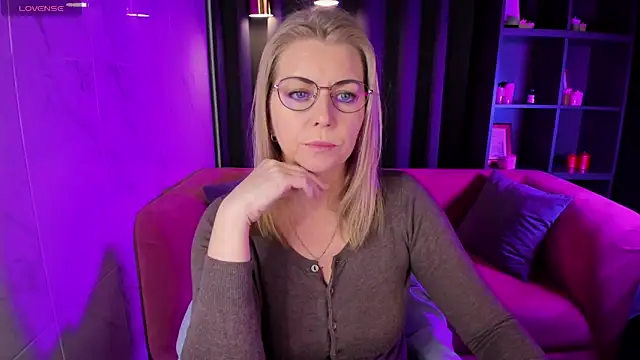 Snapshot of Annie_Light chatting on March 3, 5:42 am Annie Light online show from March 3, 5:42 am