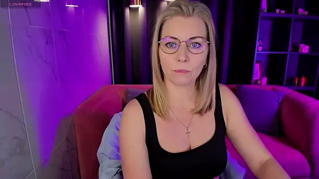 Snapshot of Annie_Light chatting on March 7, 5:40 am Annie Light online show from March 7, 5:40 am