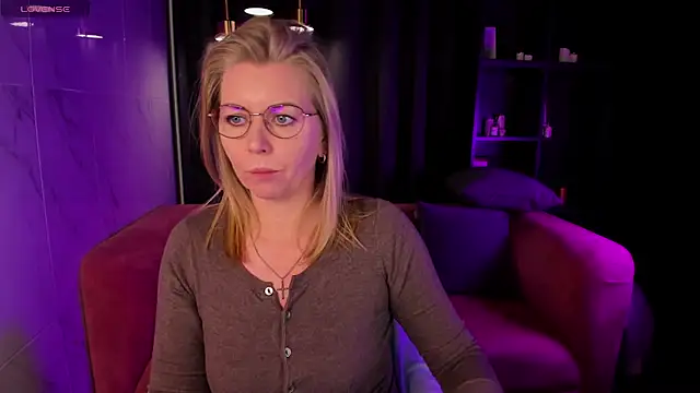 Snapshot of Annie_Light chatting on March 9, 8:51 am Annie Light online show from March 9, 8:51 am