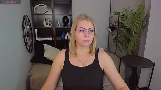 Snapshot of Annie_Light chatting on March 21, 5:32 am Annie Light online show from March 21, 5:32 am