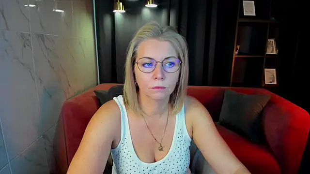 Snapshot of Annie_Light chatting on September 25, 5:44 am Annie Light online show from September 25, 5:44 am