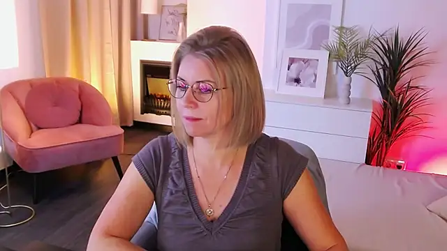 Snapshot of Annie_Light chatting on October 5, 5:39 am Annie Light online show from October 5, 5:39 am