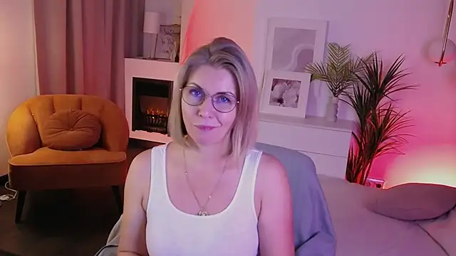 Snapshot of Annie_Light chatting on October 15, 1:44 pm Annie Light online show from October 15, 1:44 pm