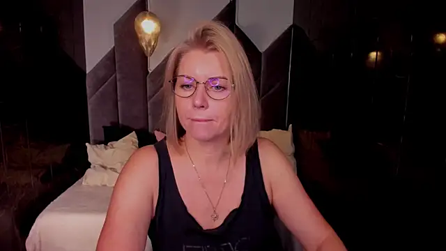 Snapshot of Annie_Light chatting on October 16, 5:52 am Annie Light online show from October 16, 5:52 am