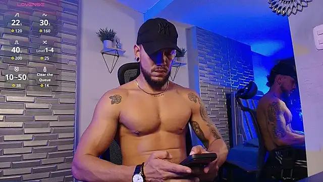 ARON TAYLER01 online show from July 8, 10:20 am