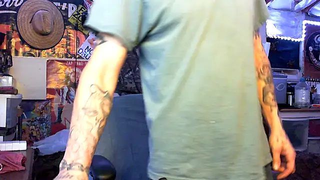 Snapshot of CloudDadddyyy420 chatting on October 24, 8:22 am CloudDadddyyy420 online show from October 24, 8:22 am