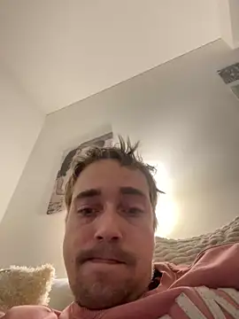 Snapshot of SweetBoy32 chatting on December 16, 11:12 am SweetBoy32 online show from December 16, 11:12 am