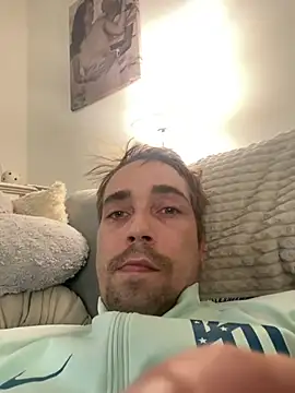 Snapshot of SweetBoy32 chatting on December 17, 9:07 am SweetBoy32 online show from December 17, 9:07 am