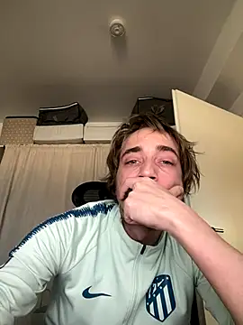 Snapshot of SweetBoy32 chatting on December 15, 8:51 am SweetBoy32 online show from December 15, 8:51 am