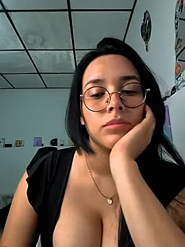 Snapshot of Annya-sweet chatting on December 13, 7:53 pm Annya-sweet online show from December 13, 7:53 pm