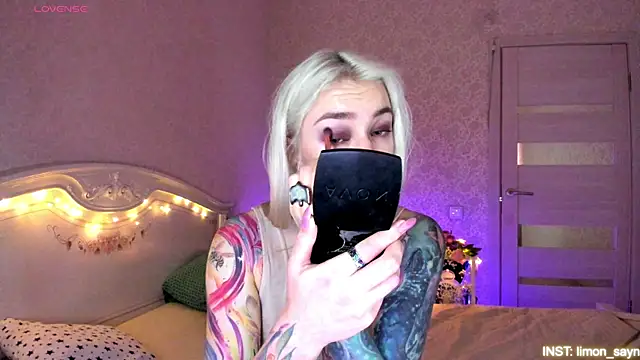 LillyMoure  online show from May 18, 1:02 am