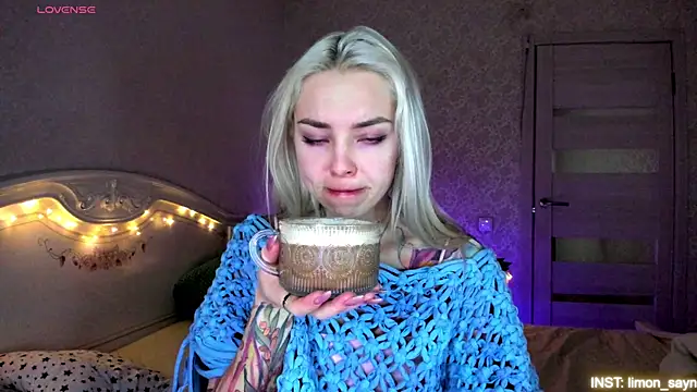 LillyMoure  online show from May 19, 11:44 pm