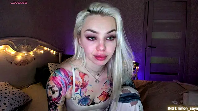 LillyMoure  online show from May 28, 11:35 pm