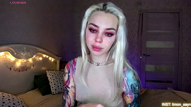 LillyMoure  online show from May 29, 11:25 pm