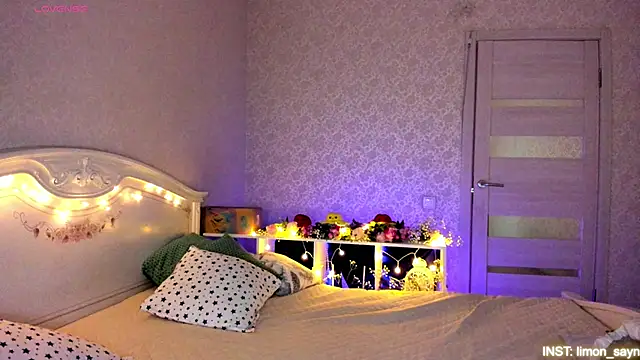 LillyMoure  online show from June 1, 11:39 pm